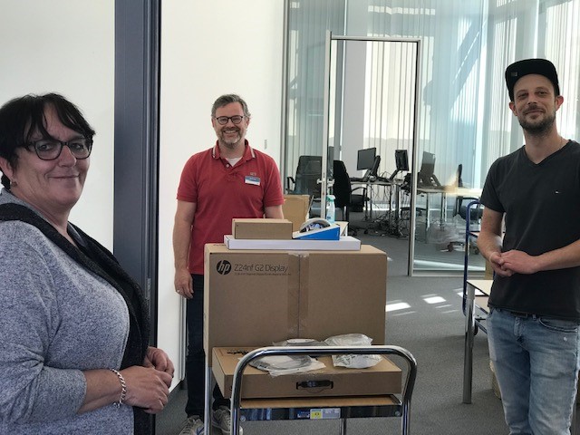 Kirsten Scheer ist als letzte von 574 Mitarbeiter*innen mit Hardware versorgt worden.