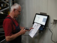 Touchscreen-Modul im Einsatz in der Fertigung Touchscreen-Modul im Einsatz in der Fertigung