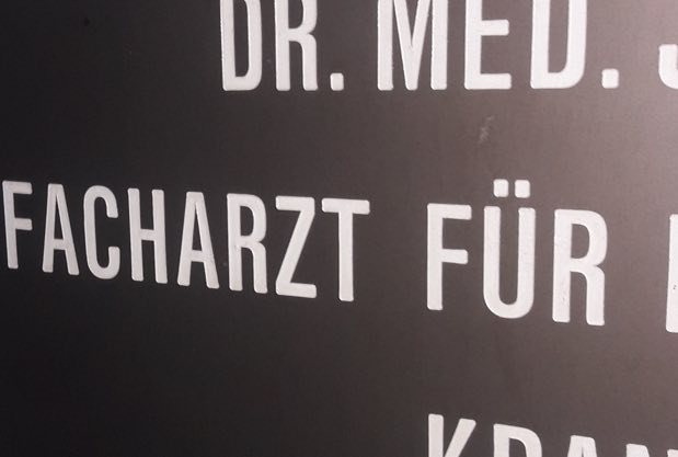 Mittels Vitreolyse wird die Glaskörpertrübung behandelt.