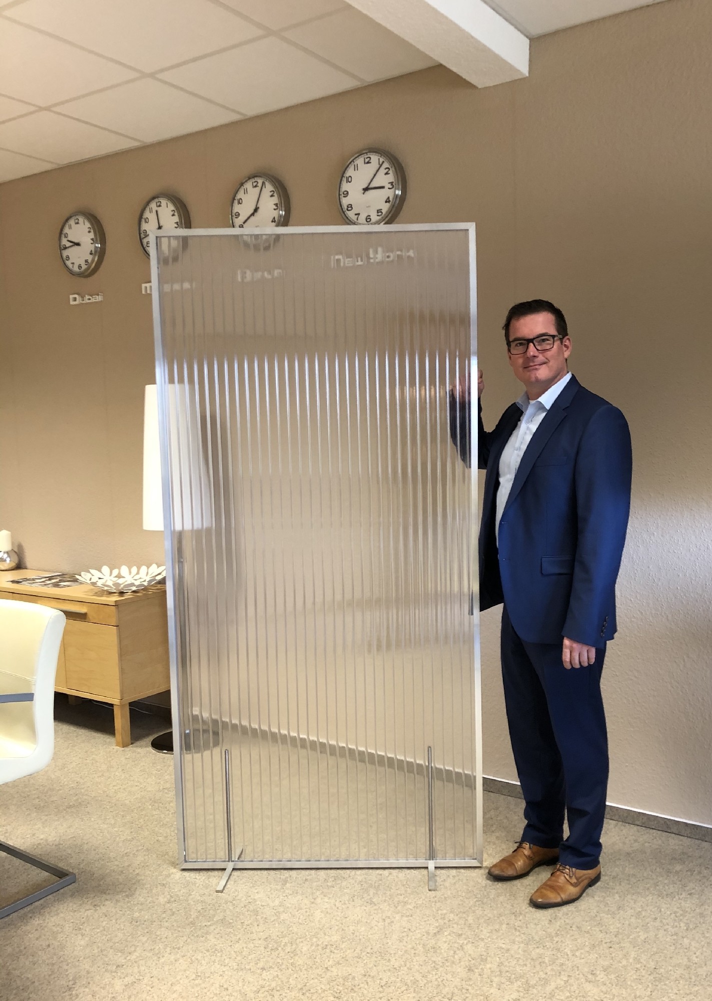 Geschäftsführer Christian Bornstein präsentiert die neuen, mobilen Trennwände (Bildquelle: ASM DIMAT