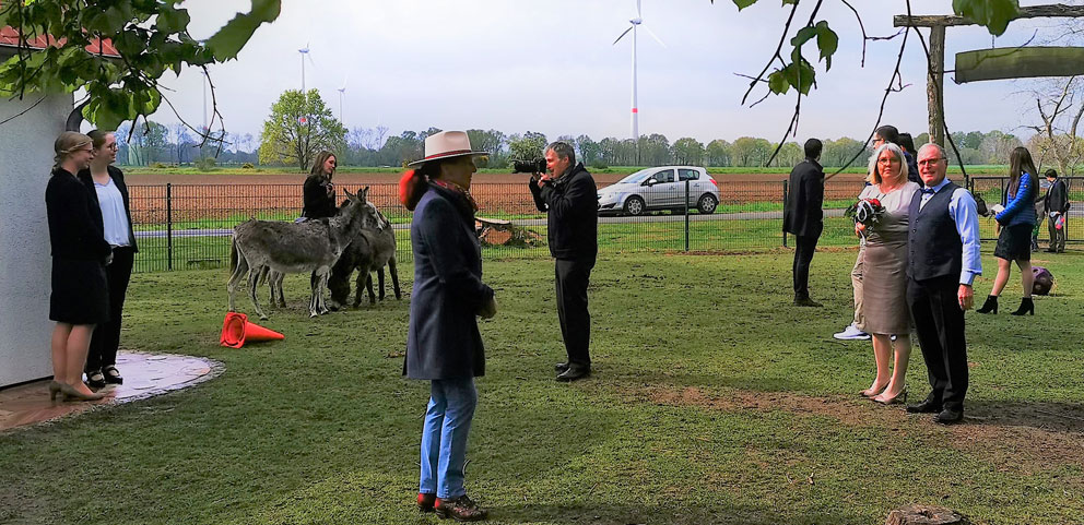 Abstandregeln bei der Hochzeit von Anke u. Gerhard Collath auf der Ballermann Ranch eingehalten.