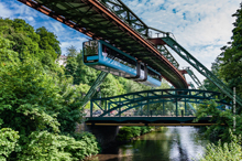 Klebstoffe machen die Schwebebahn-Wagen leichter. Foto: majonit – stock.adobe.com Klebstoffe machen die Schwebebahn-Wagen leichter. Foto: majonit – stock.adobe.com
