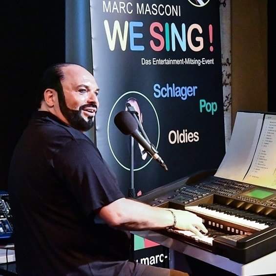 Marc Mascon an seiner Wunderorgel