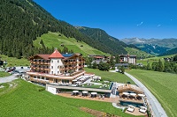 Das Alpinhotel Berghaus mit Blick auf die majestätischen Hintertuxer Gletscher (Alpinhotel Berghaus)