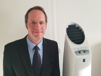 Alexander Badelt von Bamatek mit dem Virobuster Luftentkeimungsgerät Alexander Badelt von Bamatek mit dem Virobuster Luftentkeimungsgerät