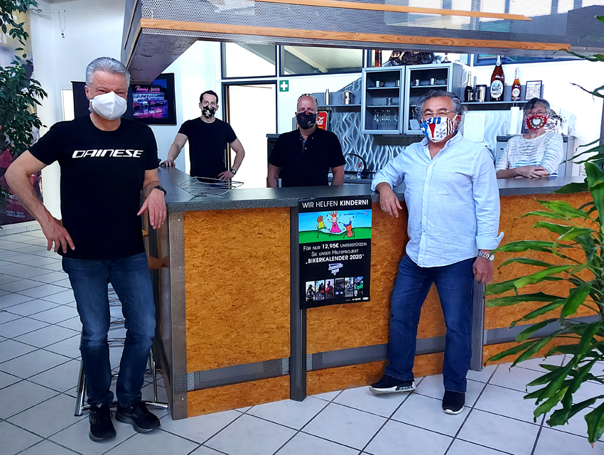 Geschäftsleitung Motorrad-Ecke (links Bernd Rothfritz, rechts MustafaÖzbek) und Mitte Joachim Spitz Geschäftsleitung Motorrad-Ecke (links Bernd Rothfritz, rechts MustafaÖzbek) und Mitte Joachim Spitz