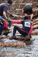 Wacklige Angelegenheit: An der Dünisch-Brücke holten sich viele Läufer nasse Füße (Quelle: www.lauf- Wacklige Angelegenheit: An der Dünisch-Brücke holten sich viele Läufer nasse Füße (Quelle: www.lauf-