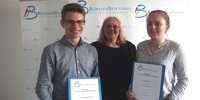 Carmen Lau mit den Stipendiaten des Vorjahres Tim und Jonna (Foto: BürgerStiftung Region Ahrensburg) Carmen Lau mit den Stipendiaten des Vorjahres Tim und Jonna (Foto: BürgerStiftung Region Ahrensburg)