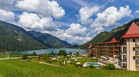 Romantischer Blick auf den Haldensee und das Resort Laterndl Hof (c) Peter Zotz