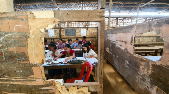 Mädchen lernen in einem baufälligen Klassenraum im Flüchtlingscamp in Thailand Mädchen lernen in einem baufälligen Klassenraum im Flüchtlingscamp in Thailand