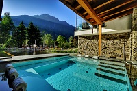Almsee Outdoor-Whirlpool vor der sommerlichen Bergwelt (c) Fotograf Conrad (Hotel Quelle)
