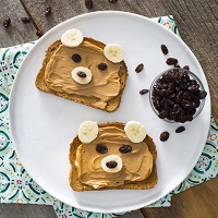 (Symbolbild) Bärchenbrot mit Erdnussbutter und Rosinen © California Raisins (Symbolbild) Bärchenbrot mit Erdnussbutter und Rosinen © California Raisins