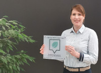 Laura Stoppok, Teamleiterin Mängelmelder, mit der Siegerplakette der VG Bernkastel-Kues Laura Stoppok, Teamleiterin Mängelmelder, mit der Siegerplakette der VG Bernkastel-Kues