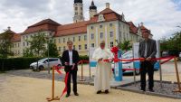 Einweihung der Ladesäule vor dem Kloster.