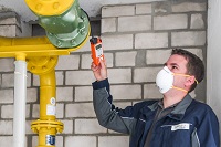 Mit Corona-Schutzausrüstung sorgt der Gasanlagen-Prüfer für eine sichere Gasversorgung. Mit Corona-Schutzausrüstung sorgt der Gasanlagen-Prüfer für eine sichere Gasversorgung.