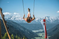 In die Landschaft schaukeln (Hotel Quelle & Chalet Salena)