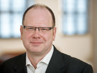 Helge Weinberg unterstützt Unternehmen und Stiftungen in Veränderungsprozessen.