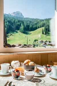 Frühstück mit Blick auf sommerliche Bergwiesen (c) Daniel Demichiel (Hotel Sun Valley)