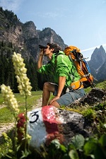 Wanderer unterwegs in Tiers (c) Seiser Alm Marketing - Helmuth Rier (Paula Wiesinger Apartments & Su