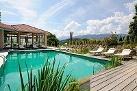 Outdoorpool im Sommer (Gut Edermann)