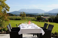 Dinnergenuss mit Blick auf das Berchtesgadener Bergpanorama auf der Sonnenterrasse (Gut Edermann)