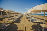 Sandstrand mit Liegen (c) Eva Vujacic (Paradù Tuscany EcoResort)