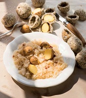 Kartoffeln in Salz-Algenkruste mit Sauerkraut
