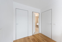 Mit einer Spiegelbreite von nur 18 mm fügt sich das Türelement flächenbündig in die Wand ein. 
