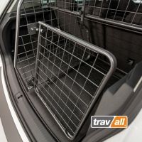 Durch ein Gitter-Set werden Hunde effektiv im Auto gesichert. © Travall