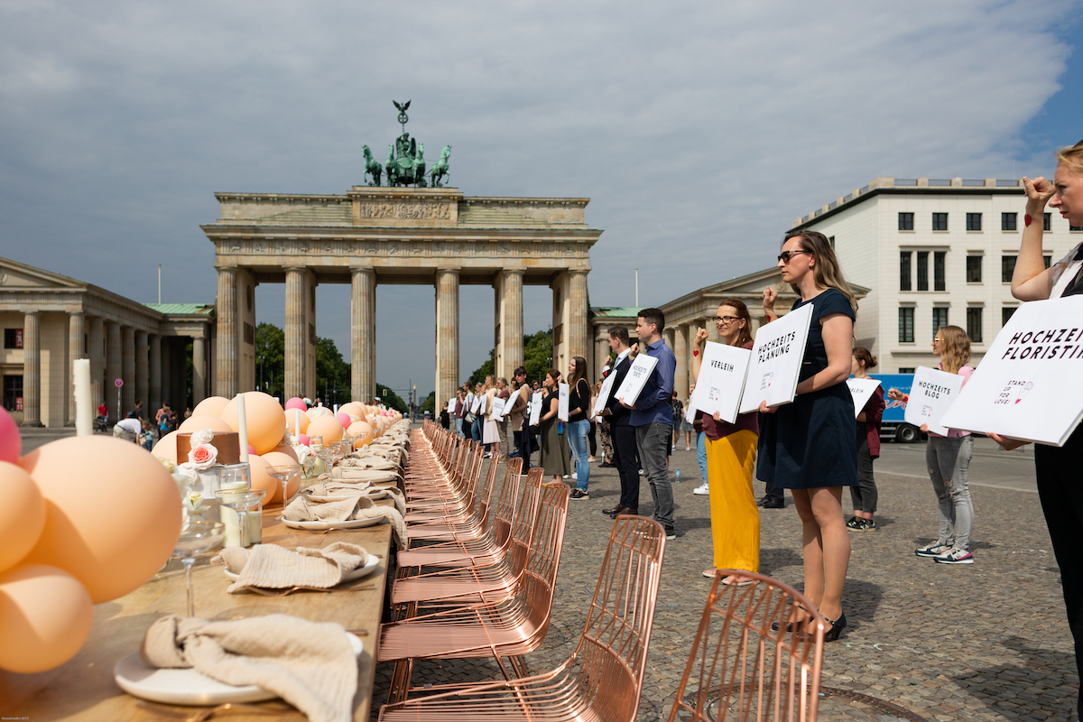 Wie in Berlin kamen in insgesamt 11 deutschen Städten hunderte Hochzeitsdienstleister zusammen. (Bil Wie in Berlin kamen in insgesamt 11 deutschen Städten hunderte Hochzeitsdienstleister zusammen. (Bil