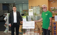 Marcel Schnabel, Teamleiter der Volksbank Spree-Neiße eG übergibt Scheck von 100 € an LAGA-Vorstand 