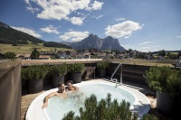 Romantische Zweisamkeit im Außenwhirlpool (c) Andergassen Florian (Hotel Lamm)