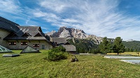 Außenansicht mit Bergpanorama (c) Daniel Demichiel (Hotel Hohe Gaisl)