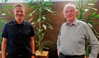 Pächter und neuer Miteigentümer Christian Grünbart neben Kernaktionär Friedrich Huemer (Hotel AVIVA)