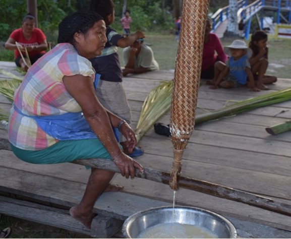 Bieten Gästen Einblick in ihr tägliches Leben: Mitglieder indigener Bevlkerungsgruppen Guyanas (Foto Bieten Gästen Einblick in ihr tägliches Leben: Mitglieder indigener Bevlkerungsgruppen Guyanas (Foto
