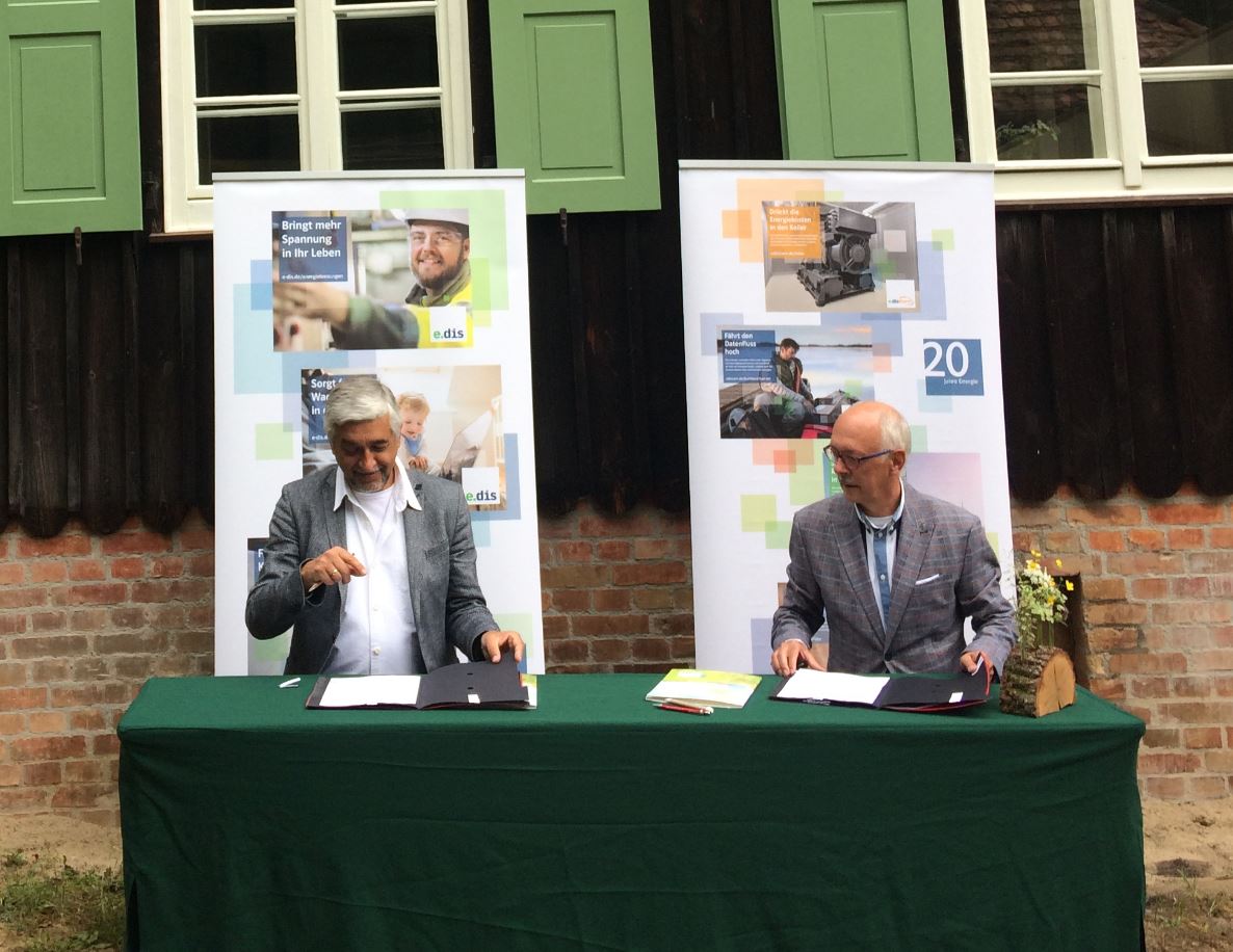 E.DIS und die Stiftung WaldWelten besiegeln ihre Partnerschaft  für den Klimaschutz in Brandenburg.