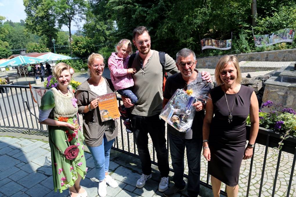 Famili Bayer aus der Schweiz isn die Jubiläumsgäste des Abenteuerwaldes Feenweltchen Famili Bayer aus der Schweiz isn die Jubiläumsgäste des Abenteuerwaldes Feenweltchen