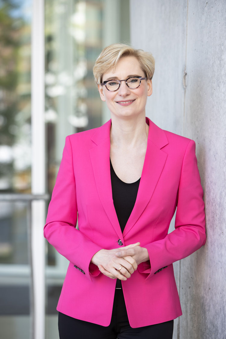 Janine Müller-Dodtüber das strategische Arbeiten mit dem Business Modell Canvas Janine Müller-Dodtüber das strategische Arbeiten mit dem Business Modell Canvas