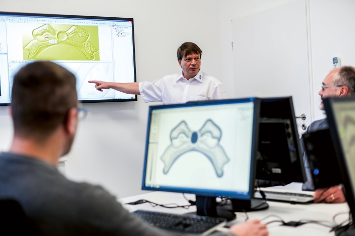 LANG arbeitet mit Hochdruck an neuen Innovationen im Maschinensektor sowie in der Softwareanwendung LANG arbeitet mit Hochdruck an neuen Innovationen im Maschinensektor sowie in der Softwareanwendung