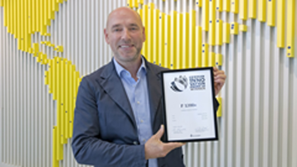 Sven Kuntschmann nimmt den German Innovation Award 2020 für den Fensterantrieb GEZE F 1200+ entgegen