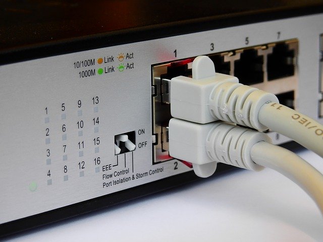 Bildnachweis: https://pixabay.com/photos/switch-network-data-processing-it-2064087/ 
