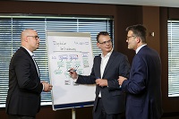 Die Interim Manager Siegfried Lettmann (mitte) und Peter Kuhle (li.). (Bild: Detlef Szillat) Die Interim Manager Siegfried Lettmann (mitte) und Peter Kuhle (li.). (Bild: Detlef Szillat)