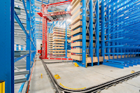 Regalbediengeräte und Plattenmanipulator sorgen für hohe Effizienz der Logistik. (© OHRA) Regalbediengeräte und Plattenmanipulator sorgen für hohe Effizienz der Logistik. (© OHRA)