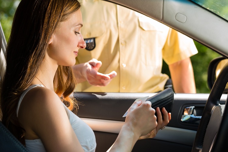 Führerscheinkontrolle einer jungen Autofahrerin 