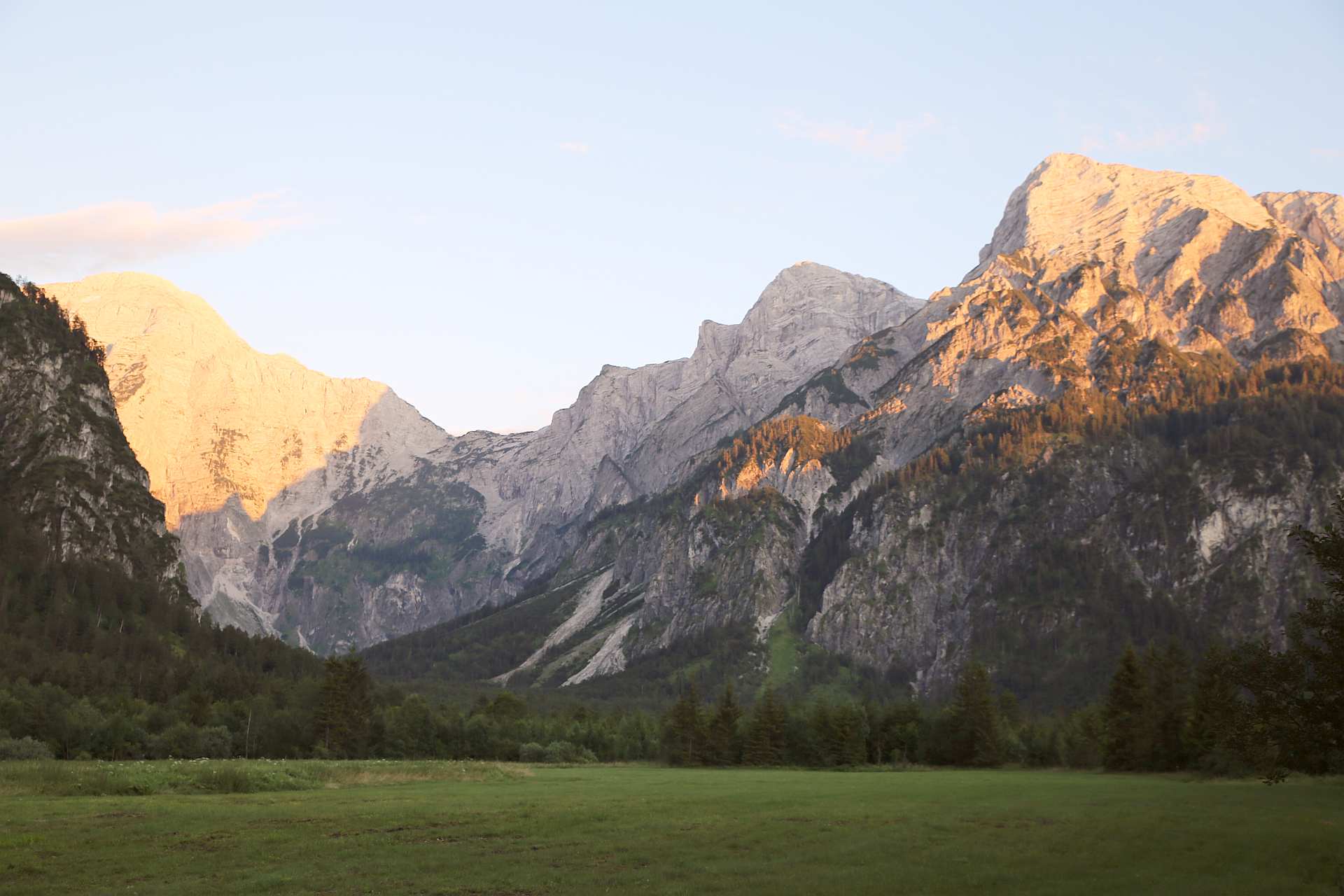 Traumhafte Umgebung des Hochberghauses im Almtal, dem Familien-Resort am Berg