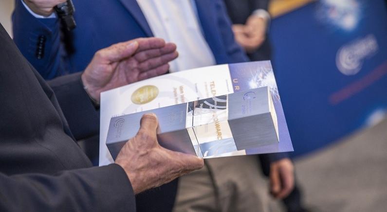 Auf die Gewinner des Telematik Awards warten wertvolle Pokale. Bild: Telematik-Markt.de