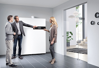 Beratungsgespräch mit EW Energy World vor einem BHKW | Bildrechte: Viessmann Werke GmbH