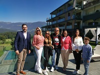 Gruppenfoto mit den Geissens vor den Luxus-Chalets Purmontes (Winklerhotels)