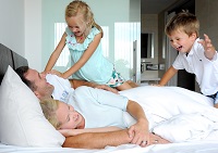 Familie genießt Aufenthalt im Hotel (Hotel Asam) Familie genießt Aufenthalt im Hotel (Hotel Asam)