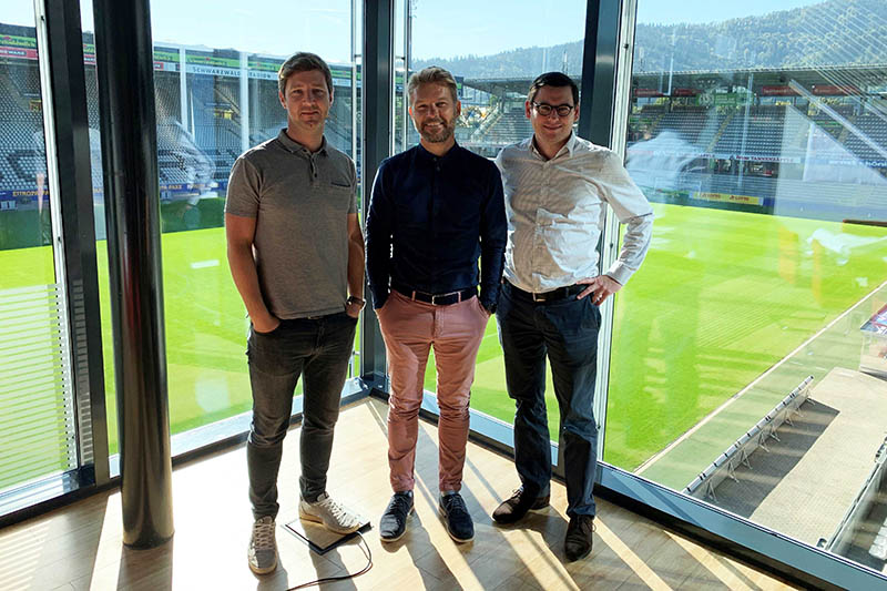 Oliver Leki (Vorstand SC Freiburg, links); Michael Stoz (Vorstand Partner AG, Mitte) und Jochen Saie Oliver Leki (Vorstand SC Freiburg, links); Michael Stoz (Vorstand Partner AG, Mitte) und Jochen Saie